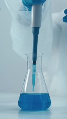 Bilim adamı, yeni ilaçların insan vücudu üzerindeki etkisini araştırıyor. Kullanımlarının güvenliğini ve etkinliğini sağlamak için. Bir laboratuvar analisti örneklerdeki maddelerin konsantrasyonunu belirler