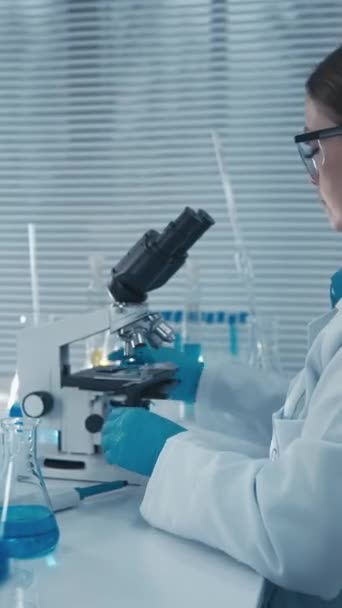Farmacêutico Médico Formula Desenvolve Novas Formas Produção Medicamentos Laboratório Geneticista — Vídeo de Stock
