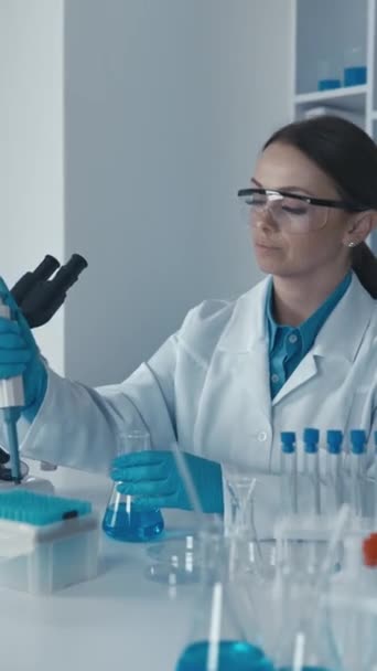 Laboratuvarda Eczacı Teknoloji Uzmanı Verimliliklerini Artırmak Için Yeni Ilaç Salınımı — Stok video