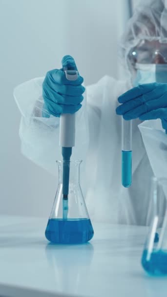 在实验室里 一位医学研究人员用细胞进行实验 以寻找新的癌症治疗方法 一位科学家在实验室里研究新的医疗材料的特性以便使用 — 图库视频影像