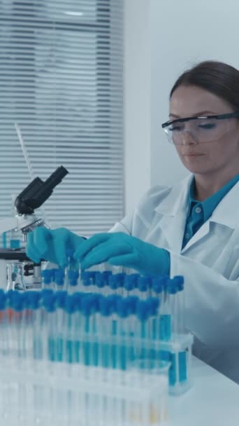 Лабораторії Фармацевт Аналітик Контролює Якість Чистоту Ліків Біоінформатик Аналізує Геномічні — стокове відео