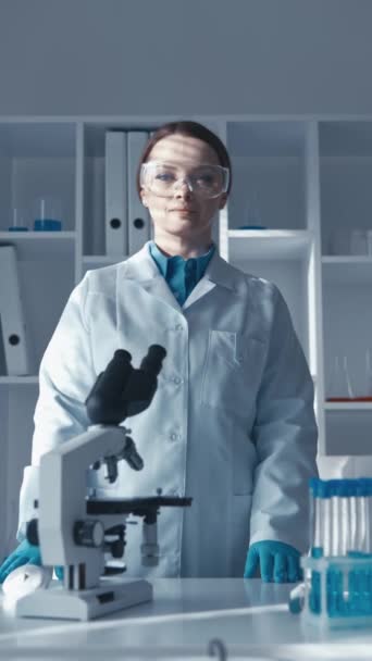 Chemický Vědec Provádí Analýzu Kapaliny Laboratoři Aby Zjistil Možné Nečistoty — Stock video