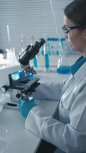 Bioquímico Experimental Realiza Experimentos Bioquímicos Para Estudar Mecanismos Reações Bioquímicas — Vídeo de Stock