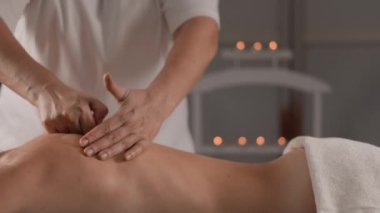 Dokunma ve enerji akışlarıyla vücudunun sırlarını ustalıkla açığa çıkaran bir masaj terapistinin sezgilerini serbest bırak. Dirseklerle ve yumruklarla masaj profesyonel bir uzman tarafından yapılır.