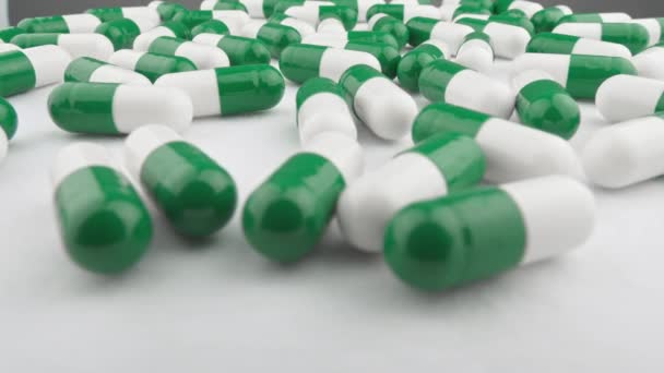 Зелено Белые Капсулы Препаратом Промышленное Производство Лекарственных Средств Лечение Болезни — стоковое видео
