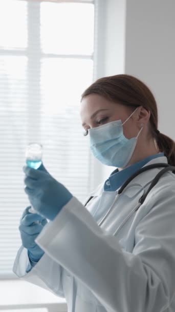 Bir Tıp Uzmanı Tıbbi Bir Prosedür Gerçekleştirmeden Önce Şırınganın Içine — Stok video