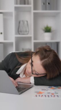 İş yerinde yorgunluk. İşyerindeki iş kadını bilgisayardaki yoğun çalışma gününden sonra yoruldu zor ve karmaşık bir proje, iş yerinde bitkin düştü. Yüksek kaliteli FullHD görüntüler