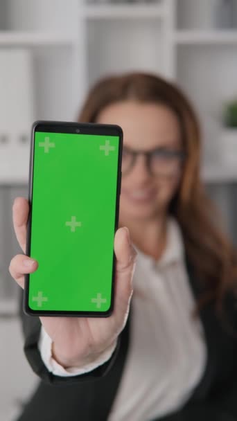 Affärskvinna Håller Smartphone Grön Skärm Kroma Nyckel Handen Kvinna Som — Stockvideo
