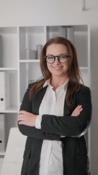 Podnikatelka Své Kanceláři Pózuje Dívá Kameru Úspěšná Žena Obleku Brýlích — Stock video