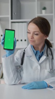 Hasta, terapistle bir web uygulaması aracılığıyla iletişim kurar, tıbbi sorunlarını tartışır ve sağlıklarını iyileştirmek için gerekli tavsiyeleri alır. Doktor telefon kromu tutuyor.