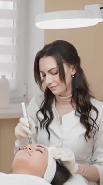 Güzellik kliniğinde yüz terapisi bir kozmetik uzmanı tarafından yapılır: Sağlığa ve sağlığa kavuşmak için besin ve vitaminlerle zenginleştirilmiş yüz derisinin durumunu iyileştirmek için etkili bir işlem