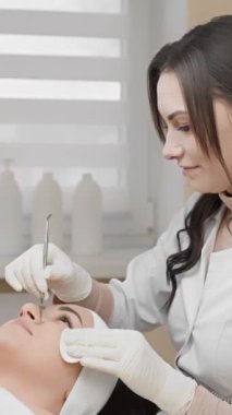 Kadınlar için Kozmetik Terapi: Cildin görünüşünü ve sağlığını iyileştirmeyi amaçlayan kişiselleştirilmiş tedavi ve hizmetler. Güzellik salonunda derin bir temizlik. Yüksek kaliteli FullHD görüntüler