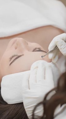 Yüz Temizleme: Bir güzellik kliniğinde, profesyonel bir kozmetik uzmanı tarafından makyajın, kirliliğin ve parlak cilt gözeneklerinin çıkarılmasını içeren bir güzellik tedavisi. Yüksek kalite