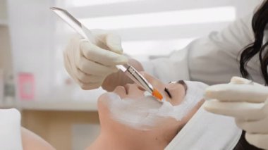 Kozmetiğin vitaminlerle zenginleştirilmesi: Deriyi beslemek ve erken yaşlanmasını önlemek için sağlanır, gerekli besinleri sağlar. Güzellik uzmanında yüz bakımı maskesi. Yüksek kalite 4k görüntü