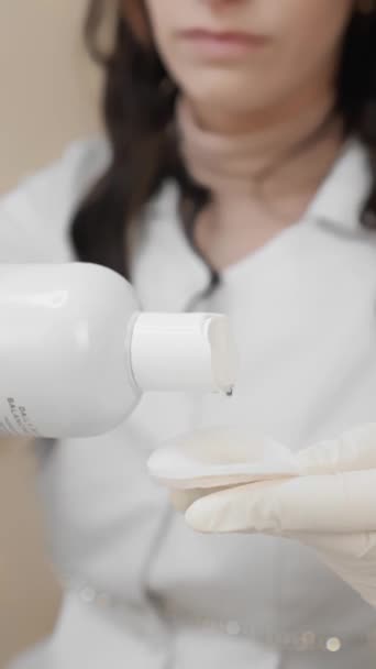 Den Kosmetolog Applicerar Ansiktsrengöring Bomullspad Ett Förfarande Som Syftar Till — Stockvideo