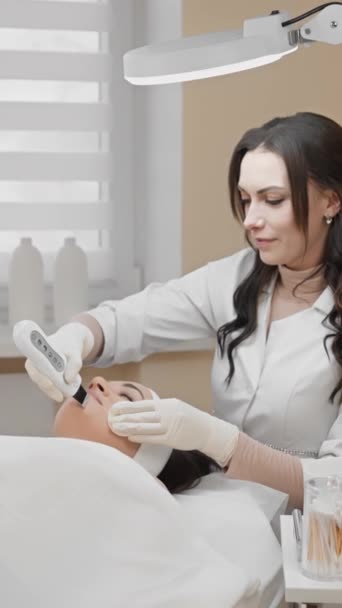 Limpieza Facial Ultrasónica Como Procedimiento Profesional Que Ayuda Limpiar Piel — Vídeo de stock