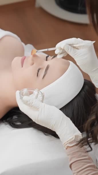 Gesichtsreinigung Ein Wichtiger Bestandteil Der Regelmäßigen Hautpflege Ist Peeling Das — Stockvideo