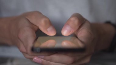 Bir profesyonel, dijital araçlar kullanarak uzaktan çalışma ve görevleri verimli bir şekilde yönetme becerisini gösteren bir akıllı telefon üzerinde birden fazla görev yapar. Evde dinlenen, cep telefonunu kurcalayan biri.