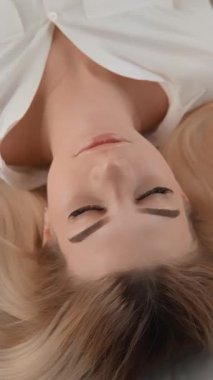 Uzun kirpiklerin ve zarif makyajın yardımıyla şık bir görünüm yaratılır. Video, üst düzey kozmetoloji hizmetleri yoluyla elde edilebilecek zarafet ve stili vurguluyor. Güzel