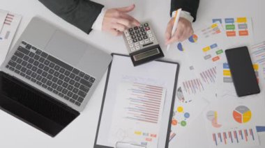 Bir finans müdürü kârlılığı tahmin etmek ve mali durumu optimize etmek için grafikleri ve grafikleri inceler. Ekonomist raporları ve grafikleri gözden geçirir, ekonomik eğilimleri analiz eder ve mali yönetimi geliştirir