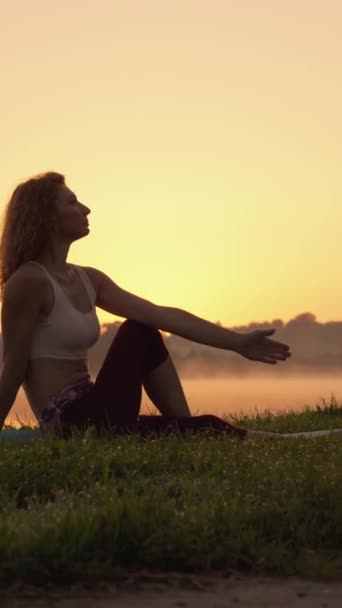 Yoga Livre Caminho Para Harmonia Corpo Alma Yoga Natureza Promove — Vídeo de Stock