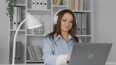 Gülümseyen bir öğrenci, enerjiyle yeni şeyler öğrenir, teknolojiyi öğrenme aracı olarak kullanır ve bilgiyi eğlenceli bir deneyime dönüştürür. Gülümseyen kadın işine derinden odaklanmış. Yüksek kalite 4k görüntü