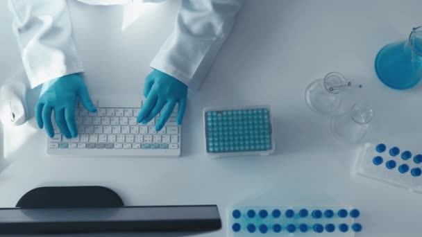 Egy Bakteriológus Olyan Laboratóriumban Dolgozik Ahol Baktériumok Szerkezetét Tulajdonságait Tanulmányozzák — Stock videók