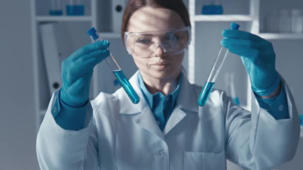 Kvalifikovaný Biochemik Klinickém Prostředí Kde Studován Vývoj Léčiv Video Upozorňuje — Stock video