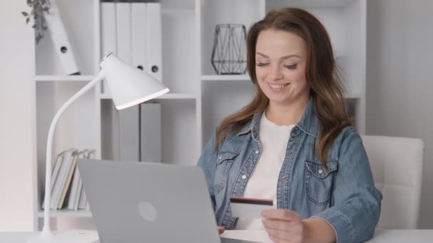 Жінка Купує Інтернеті Кредитною Карткою Ноутбуком Комп Ютерів Використовує Електронні — стокове відео