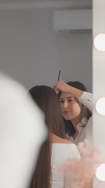 Vídeo Vertical Salón Belleza Sobre Maquillaje Demuestra Armonía Formas Colores — Vídeo de stock