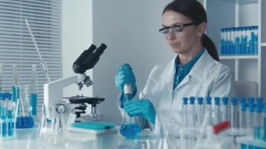 Bilim adamı, bilim ve tıp alanında tıbbi araştırmaları başarıyla yürütmek, yeni fikirler ve teknolojiler geliştirmek için gerekli parametreleri ölçmek için hassas ekipmanlar kullanıyor. Yüksek