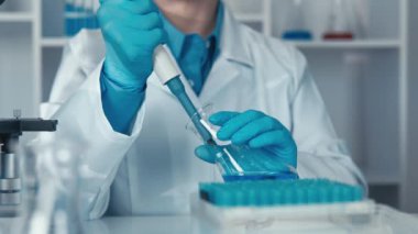 Biyokimya laboratuarındaki bir araştırmacı kimyasal süreçler ve ilaç olasılıklarını anlamak için tepkiler üzerine çalışmaya dalmıştır. Laboratuvarda bir doktor-bilim adamı aktif olarak çalışıyor.