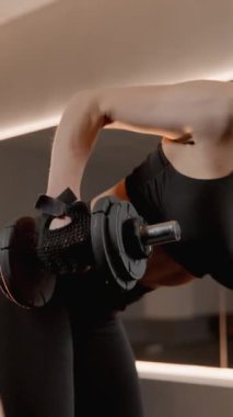 Salon, bu kadının imkanlarını keşfettiği ve yeni hedefler belirlediği bir yer haline geldi. Eğitimi sadece fiziksel bir aktivite değil, aynı zamanda başarmak için bir enerji ve motivasyon kaynağı.