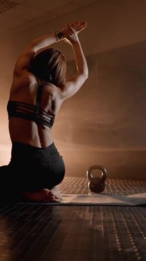 Esneklik ve esnekliği arttırmak için fitness eğitimi. Dişi sporcu esneklik ve hareket kolaylığı sağlamak için kaslarını esnetme egzersizlerine konsantre olur. Yüksek kalite 4k görüntü