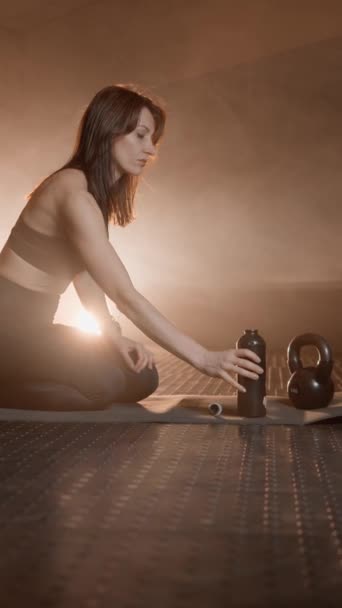 Tetap Terhidrasi Saat Berolahraga Setelah Pengerasan Fisik Intens Seorang Wanita — Stok Video