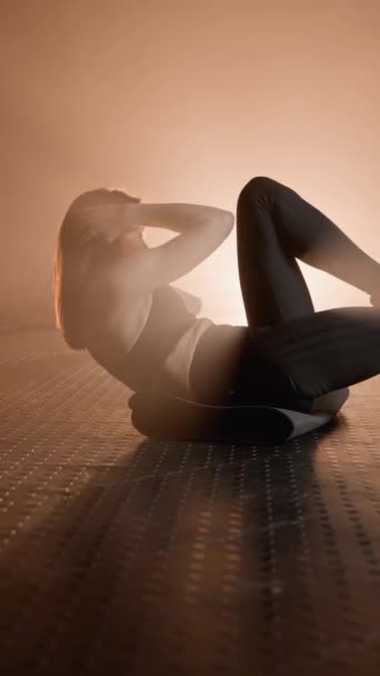 Machanie Prasą Wzmocnić Ciało Kobieta Pracuje Placu Gimnastycznym Wykonując Intensywne — Wideo stockowe