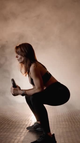 Kettlebell Trénink Pro Udržení Zdraví Kondice Žena Pracuje Tělocvičně Cvičí — Stock video