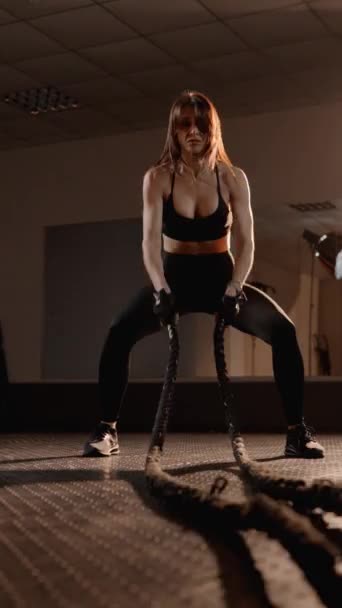 Una Atleta Recurre Entrenamiento Con Cuerdas Pesadas Concentrándose Desarrollar Músculos — Vídeos de Stock