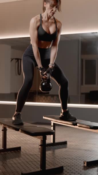 Sportovní Sportovec Provádí Komplexní Cvičení Sportovních Lavicích Zvedání Pohyb Kettlebell — Stock video