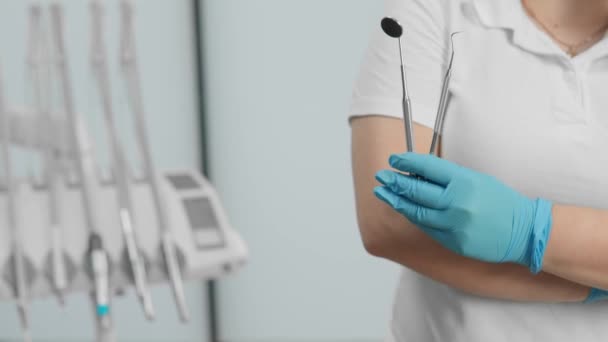 Стоматолог Тримає Інструменти Руці Задньому Плані Стоматологічне Крісло Стоматологічній Клініці — стокове відео