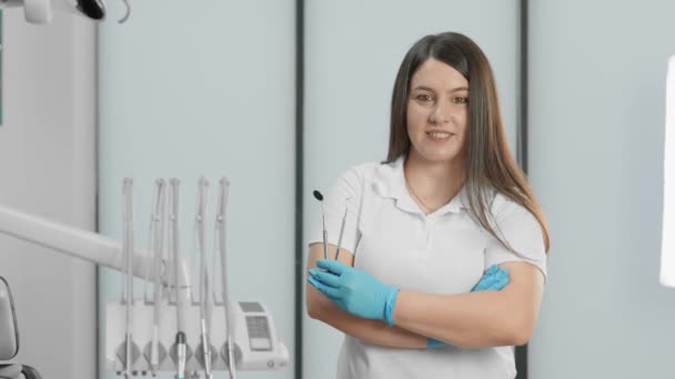 Dans Cabinet Dentaire Dentiste Surveille Attentivement Caméra Souriant Reflétant Joie — Video