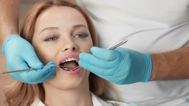 Μια Γυναίκα Ανακουφίζεται Όταν Γιατρός Αρχίζει Θεραπεία Των Δοντιών Της — Αρχείο Βίντεο
