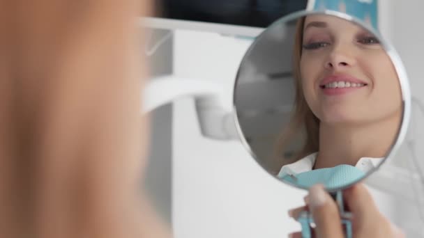 Yüzünde Bir Gülümseme Dişçi Kliniğinde Ayna Tutan Bir Kadın Gülümsemesini — Stok video