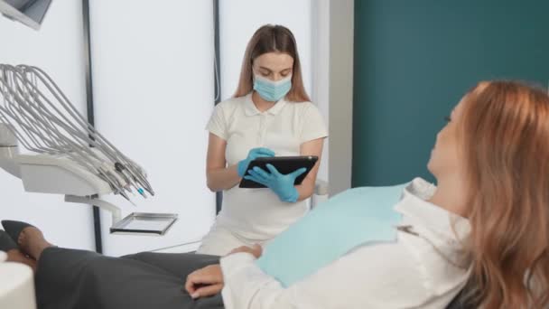 Ασθενής Είναι Στην Οδοντιατρική Καρέκλα Περιμένοντας Την Έναρξη Της Εξέτασης — Αρχείο Βίντεο