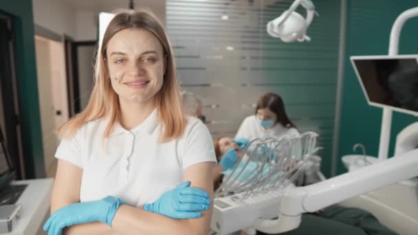 Mit Einem Ausdruck Des Vertrauens Steht Der Zahnarzt Vor Der — Stockvideo