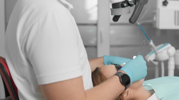 Κατά Διάρκεια Της Περιοδοντικής Χειρουργικής Οδοντίατρος Χρησιμοποιεί Ένα Μικροσκόπιο Για — Αρχείο Βίντεο