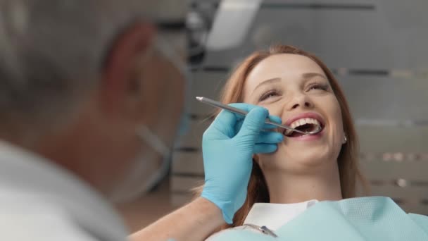 Yüzünde Bir Gülümsemeyle Bir Kadın Doktor Dişlerini Dikkatli Dikkatli Bir — Stok video