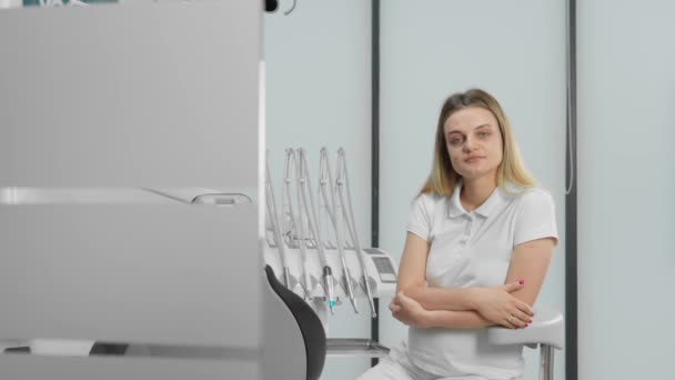 Kendine Güveni Olan Dişçi Kadın Doktor Kameraya Bakıyor Hastalara Gülümseyerek — Stok video