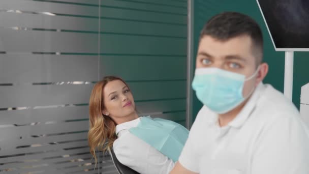 Dentiste Patient Avec Des Sourires Confiants Regardent Caméra Dans Cabinet — Video