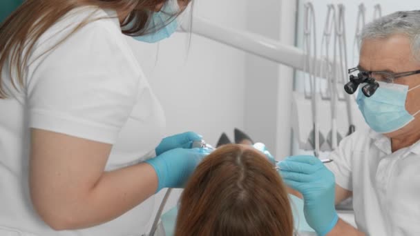 Doktor Asistanlardan Oluşan Sıkı Fıkı Dost Canlısı Ekip Dişçilikte Hastanın — Stok video